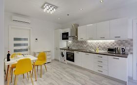 Splendid Apartment, Steps Away From The Sea